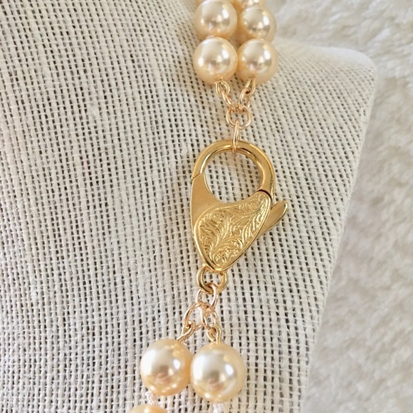 Manhattan - 10mm Goldcream Pearls w/23K Gold Clasp - Picture 3 of 7